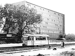 Gotha-Triebwagen der Linie 5 1960 auf der Annaberger Straße vor dem Forschungszentrum des Werkzeugmaschinenbaues