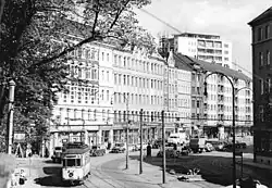 Einzeltriebwagen der Linie 8 biegt 1962 auf der Wilhelm-Pieck-Straße (heute Theaterstraße) aus Richtung Gleisdreieck kommend auf die Kaßbergauffahrt ab