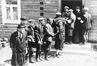 Litauische NS-Kollaborateure nehmen Juden fest. NS-Propagandafoto vom Juli 1941