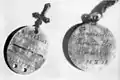 Erkennungsmarke und Taufmedaille mit der Aufschrift „Andenken an die Hl. Taufe, Krakau, 24.10.09“