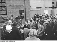 Jugendstunde an der ersten Gedenkstätte an der Zimmerstraße für Huhn im Jahr 1964