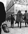 1965: Passanten am Berliner Haus des Lehrers