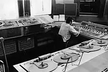 Tonbandmaschinen mit Bändern auf Bobby-Wickeln 1970 in einem Senderstudio