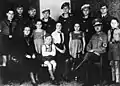 NS-Leiter Reichel mit Frau (goldenes Mutterkreuz) und Kindern 1943