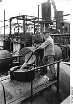 Befüllung eines Kesselwagens in der Sowjetischen Besatzungszone Deutschlands, 1947