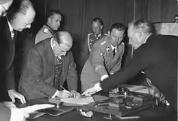 Foto der Unterzeichnung des Münchener Abkommens mit Schmundt im Hintergrund