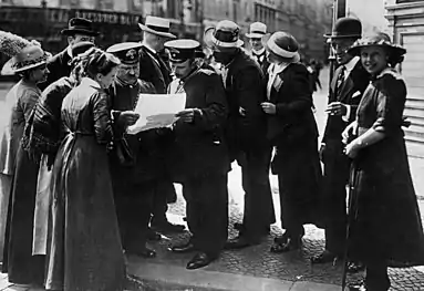 Berliner Bevölkerung mit Extrablatt, August 1914