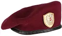 Weinrotes Barett eines Leitenden Beamten