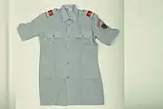 Kurzärmeliges, graues Uniformhemd der Polizei