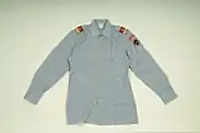 Langärmeliges, graues Uniformhemd der Polizei