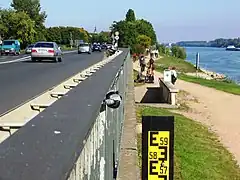 Rheinpegel an der Bundesstraße 42. Die Anzeige am Pegelstab reicht bis 6 Meter, bei 5,46 Meter wird hier die Fahrbahn überspült. 1988 wurde hier ein Pegel von 5,80 Meter erreicht.