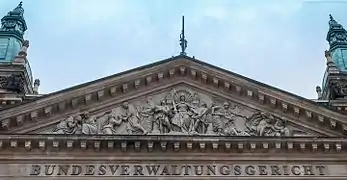 Portalgiebel des heutigen Bundesverwaltungsgerichts