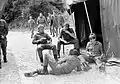 Soldaten der Bundeswehr beim Nahrungsverzehr mit „Gamellen“ (1983). Truppenintern wurde das Geschirr als „Chappie-Panzer“ (nach der Hundefuttermarke) bezeichnet.