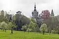 Schloss und Burgruine, links