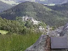 Burg und oberes Dorf, im Vordergrund ein Familien-Gedenkstein