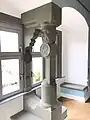 Steinsäule aus dem Jahr 1542 im ersten Stock der Burg mit Wappen von Konrad III. von Bibra und antikisierenden Medaillons
