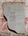 Steinplatte mit Inschrift auf dem Burggelände
