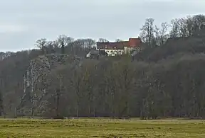 Links Felsen der Hauptburg, rechts ehemalige Vorburg