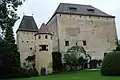 Westlicher Torturm, südwestlicher Eckturm, und die mächtige Südfront (v. l. n. r.)