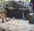 Steinfunde präsentiert im ergrabenen Gebäuderest vor der Burg, u. a. Reste von Türportalen und einem gotischen Maßwerkfenster