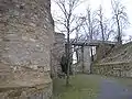 Der östliche Halsgraben mit der Brücke nach Norden