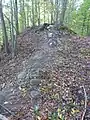 Ehemaliger Zugang mit Resten einer Mauer aus Findlingen