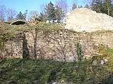 Der Westzwinger mit dem Zisternenturm (links), darüber eines der beiden erhaltenen Kellergewölbe