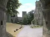 Blick durch das Haupttor in den Burghof. Rechts die neuromanische Burgkapelle