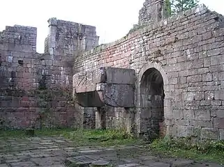 Konsolen eines mittelalterlichen Kamins (Ruine Burg Wildenberg)