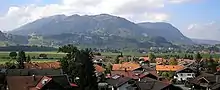 Blick von der Burg Burgberg über den Ort Burgberg zur Hochgratkette mit den Bergen Stuiben, Mittagberg sowie das Immenstädter Horn am Ostrand der nördlichen Kette (v. l. n. r.)