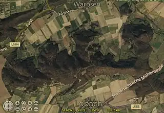 Der Bildschirm-Screenshot zeigt auf einem Satellitenbild von Landsat 7 und einem unterlegten Höhenmodell aus der Vogelperspektive die Beschriftung des südlich gelegenen Ortes Lobach, der Niedersächsischwen Mühlenstraße und Landestraßenbezeichnungen