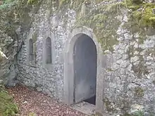 Vermauerter Eingang der Burghöhle