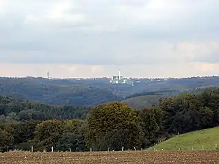 Blick über das Tal der Wupper auf Küllenhahn, rechts die Müllverbrennungsanlage, links der Fernmeldeturm