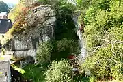 Bild 4, Quadermauer an der Ostseite des Burgfelsens mit der Felsschlucht (September 2009)