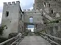 Hintereingang an der Holzbrücke zur Aussichtswarte