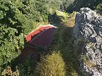 Blick von der Oberburg nach Osten auf den Bereich der Unterburg (auf dem heute ein Gebäude des Schützenvereins steht)  und den dahinter liegenden Bereich der ehemaligen Vorburg und den Wirtschaftshof.