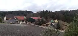 Der Wasserburgerhof, hinter der Scheune der Burghügel, dahinter das Wasserburger Tal