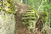 Bild 3: In den Felsen gehauene Stufen am Aufgang zur Burg (August 2011)