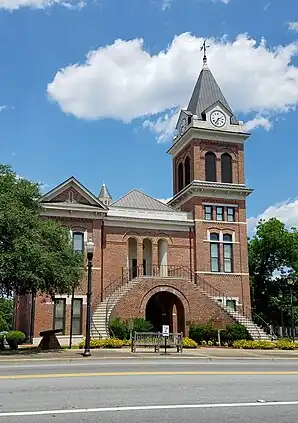 Burke County Courthouse (2019). Das Courthouse wurde 1857 fertiggestellt und dient seitdem als Gerichts- und Verwaltungsgebäude des County. Es weist Stilelemente der Neuromanik auf und erhielt rückwärtig im Jahre 1940 einen zweistöckigen Anbau. Im September 1980 wurde das Burke County Courthouse  in das NRHP eingetragen und seitdem umfassend restauriert.