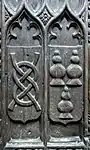 Das Bankende in der Monkleigh Kirche in Devon, England der den Ormond-Knoten (Trossenstek) und Wappen von Thomas Butler, 7. Earl von Ormond (ca. 1426–1515) zeigt
