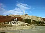 Das Denkmal am Gipfel mit den beiden Fackeln unterhalb