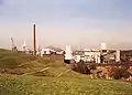Blick von der Halde auf das Bergwerk im März 2003, links im Hintergrund das Kohlekraftwerk Scholven