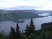 Foto eines Sees von einer Anhöhe herab