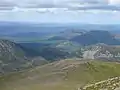 Blick vom Bynack More nach Nordwesten, im Vordergrund der Bynack Beg, im Hintergrund rechts der Meall a’ Bhuachaille.