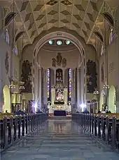 Hauptschiff und Altar