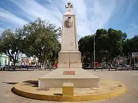 Der Marco do Jauru (Wahrzeichen von Jauru), Denkmal zum Vertrag von Madrid (1750), auf dem Praça Barão do Rio Branco in Cáceres. Das Denkmal aus portugiesischem Kalkstein (Lioz-Marmor) wird auch im Stadtwappen gezeigt.