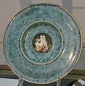 Blau-grün glasierter Teller mit Figuren-Medaillon