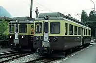 Zwei ABeh 4/4 I in Interlaken Ost mit der ersten creme/braunen Lackierung