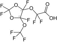 Strukturformel der Difluor{[2,2,4,5-tetrafluor-5-(trifluormethoxy)-1,3-dioxolan-4-yl]oxy}essigsäure mit markierten Stereozentren