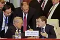 Nasarbajew (links) beim GUS-Gipfeltreffen 2008 mit Dmitri Medwedew (rechts) und Sergei Lawrow (oben)